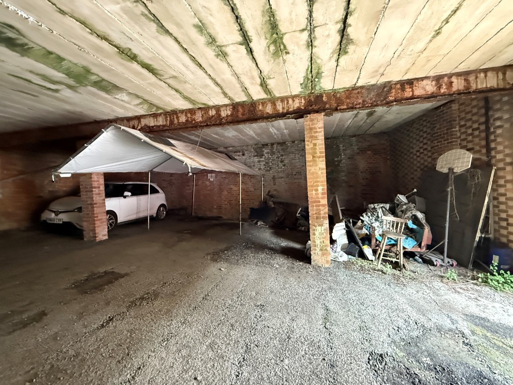 Lot: 127 - THREE-BEDROOM HOUSE FOR IMPROVEMENT - Parking space